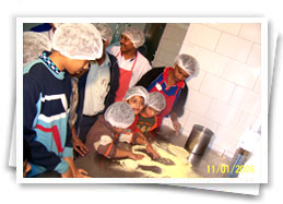 Children Making Pizza's